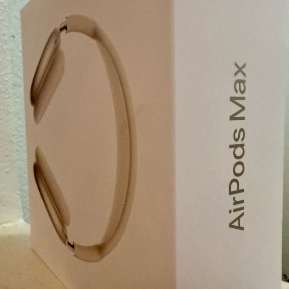 •BRAND NEW FACTORY SEALED•
APPLE AirPods Max with Smart Case in STARLIGHT